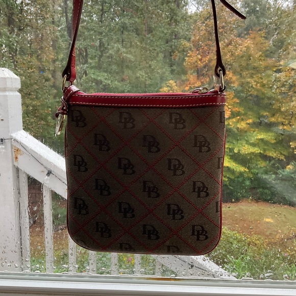 Chic DOONEY and BOURKE Burgundy Crossbody Bag - Picture 7 of 9